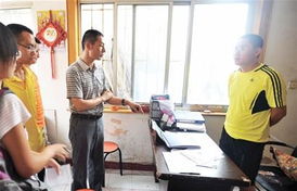 青島坑爹中介 大學(xué)生被變搬運(yùn)工 扛1噸2.5元